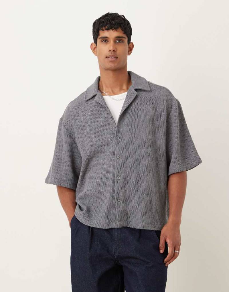 ASOS DESIGN - Relaxed-Fit-Häkel-T-Shirt in Dunkelgrau mit Reverskragen von ASOS DESIGN