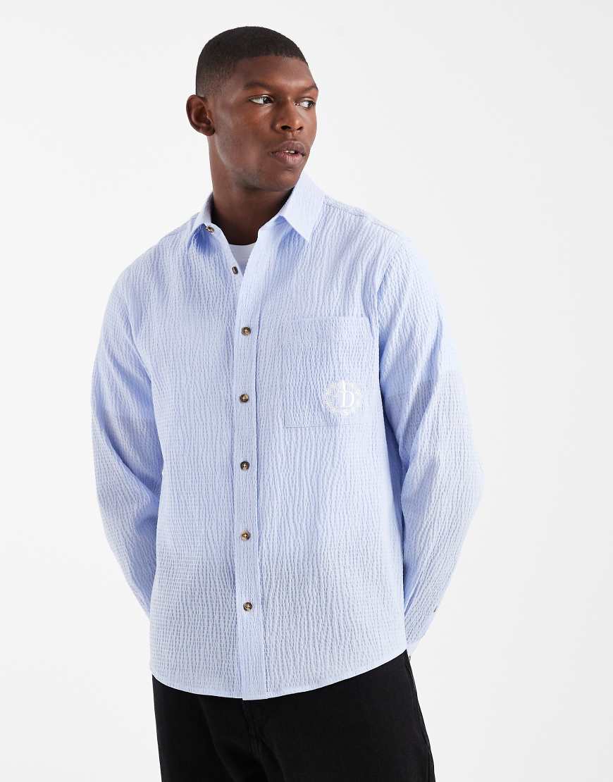 ASOS DESIGN - Relaxed Fit Hemd aus Seersucker in Blau mit Stickerei von ASOS DESIGN