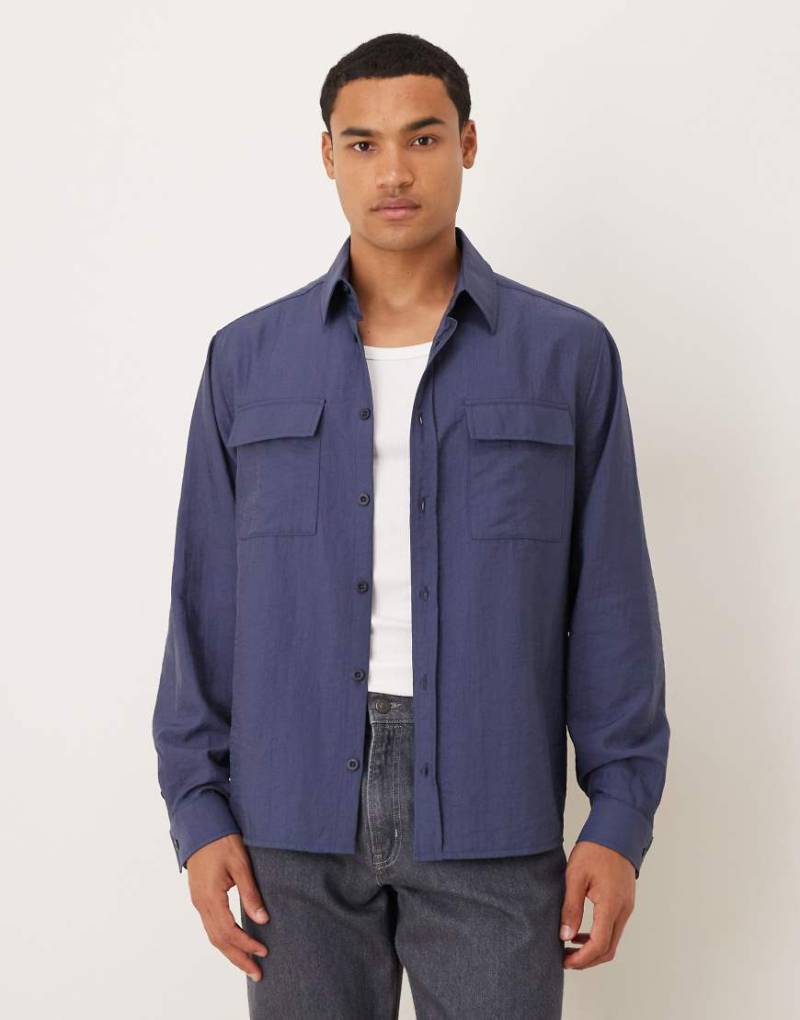 ASOS DESIGN - Relaxed-Fit-Hemd aus khakifarbener Baumwolle mit Taschendetail-Marineblau von ASOS DESIGN