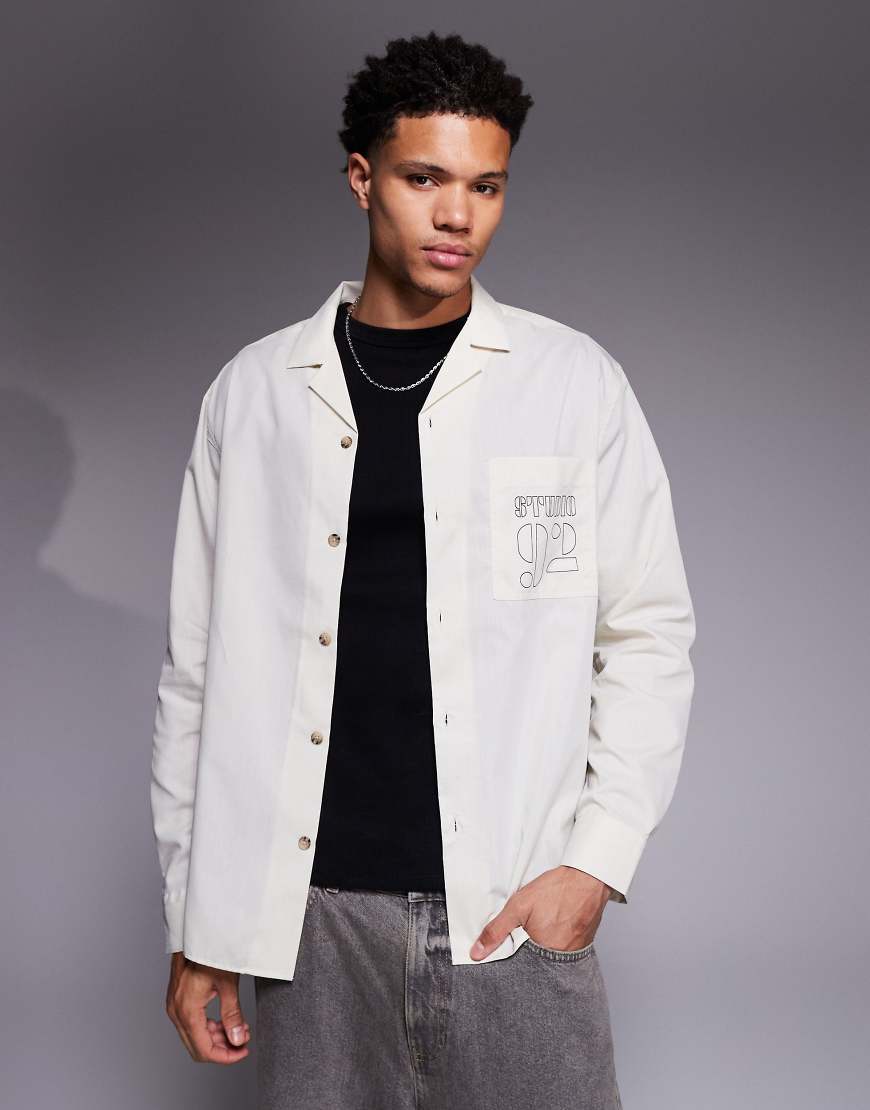 ASOS DESIGN - Relaxed-Fit-Hemd in Beige mit Reverskragen und Stickerei am Rücken und auf der Tasche-Neutral von ASOS DESIGN