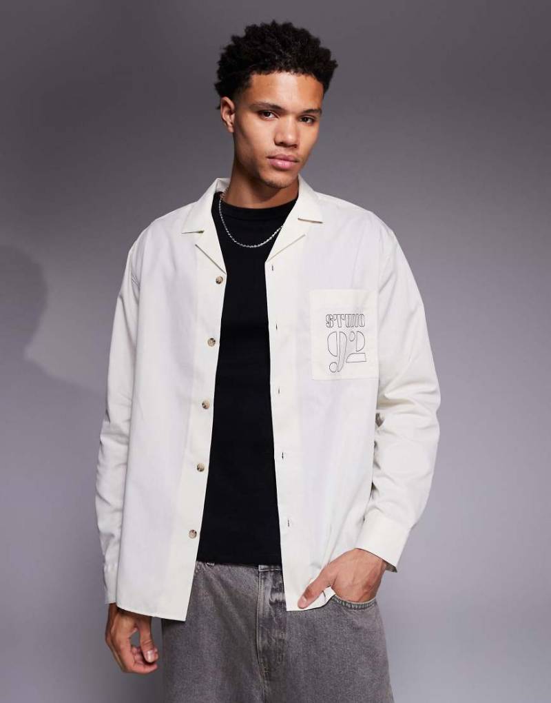 ASOS DESIGN - Relaxed-Fit-Hemd in Beige mit Reverskragen und Stickerei am Rücken und auf der Tasche-Neutral von ASOS DESIGN