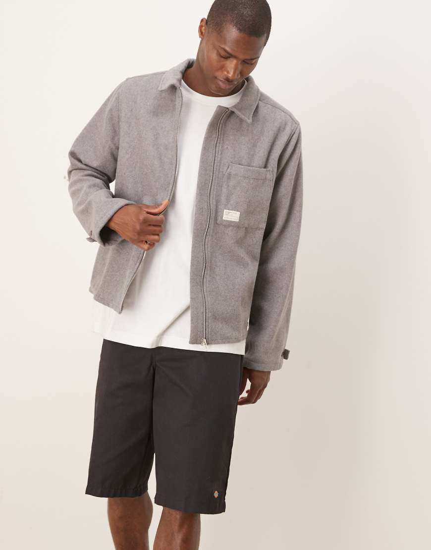 ASOS DESIGN - Relaxed-Fit-Hemd in Boxy-Passform in Grau mit durchgehendem Reißverschluss, gebürstetem Finish und Web-Etikett von ASOS DESIGN