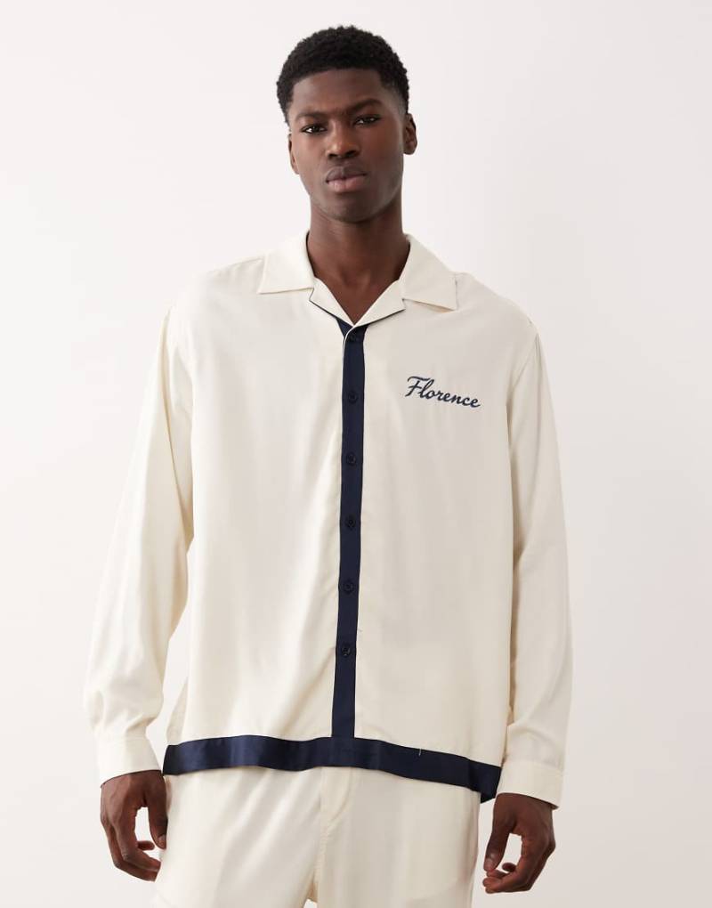 ASOS DESIGN - Relaxed-Fit-Hemd in Creme mit Reverskragen und Stickerei auf der Brust, Kombiteil-Weiß von ASOS DESIGN