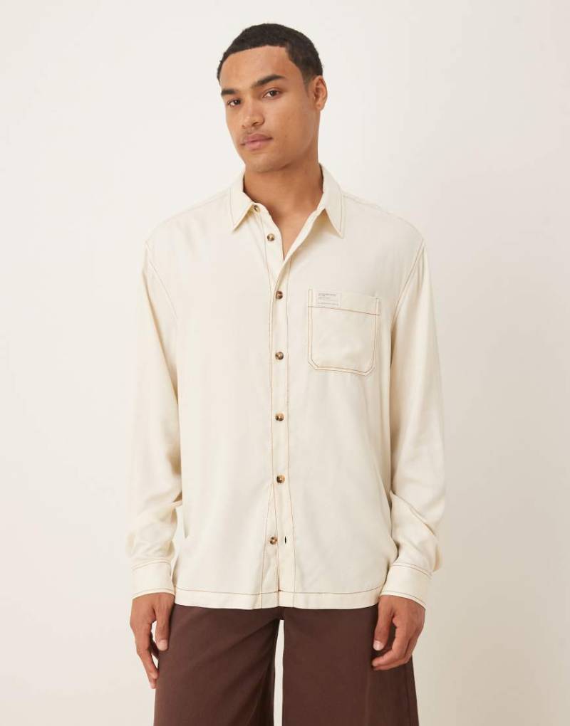 ASOS DESIGN - Relaxed Fit Hemd in Cremeweiß mit Kontrastnaht und Aufnäher von ASOS DESIGN
