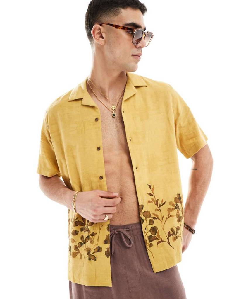 ASOS DESIGN - Relaxed Fit Hemd in Gelb mit Reverskragen und Jacquard-Blumenmuster von ASOS DESIGN
