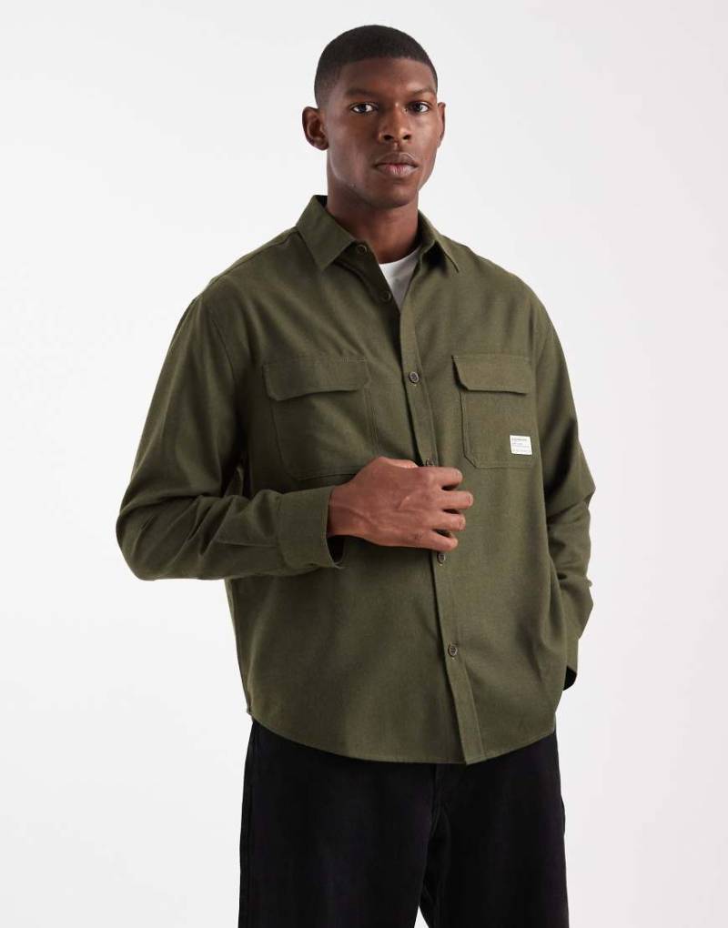 ASOS DESIGN - Relaxed Fit Hemd in Khaki mit Aufnäher-Grün von ASOS DESIGN