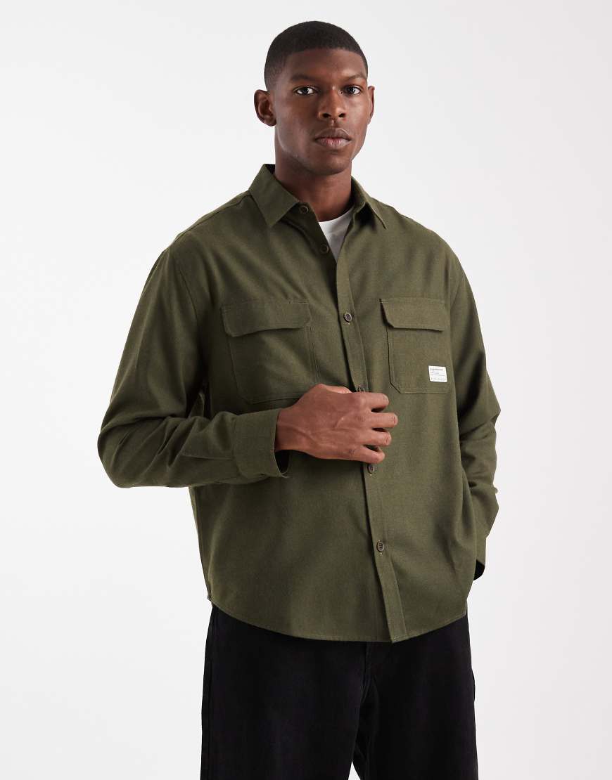 ASOS DESIGN - Relaxed Fit Hemd in Khaki mit Aufnäher-Grün von ASOS DESIGN