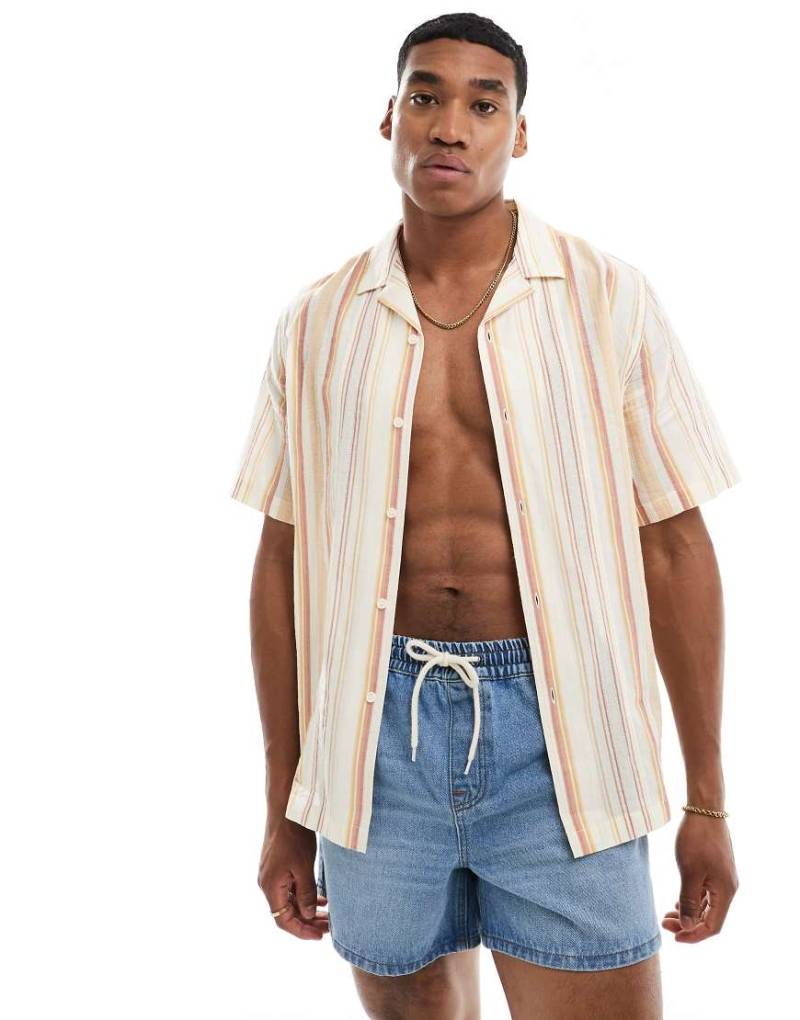 ASOS DESIGN - Relaxed Fit Hemd in Orange und Blau mit Retro-Streifen und Reverskragen-Bunt von ASOS DESIGN