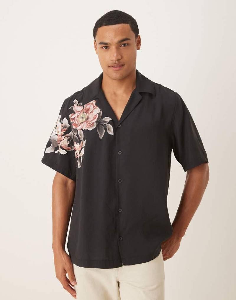 ASOS DESIGN - Relaxed-Fit-Hemd in Schwarz mit Blumenprint von ASOS DESIGN