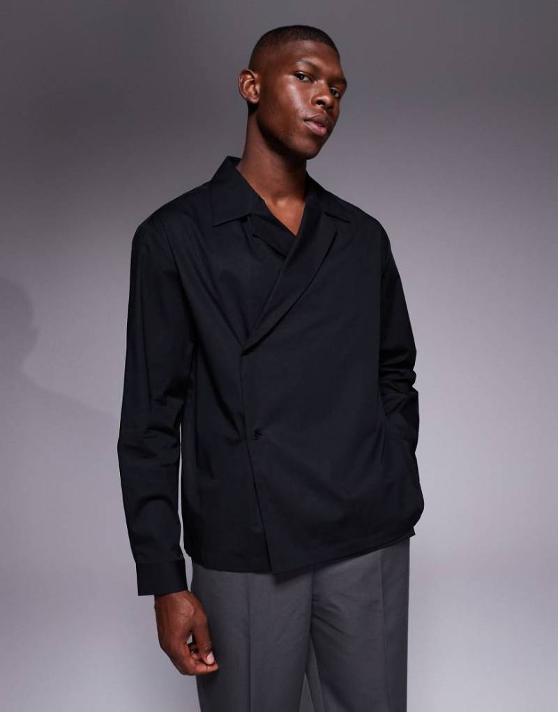ASOS DESIGN - Relaxed Fit Hemd in Schwarz mit Crossover-Reverskragen von ASOS DESIGN