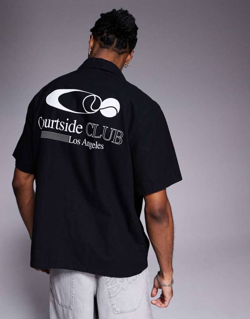 ASOS DESIGN - Locker geschnittenes Hemd in Schwarz mit Rückenprint und Reverskragen von ASOS DESIGN