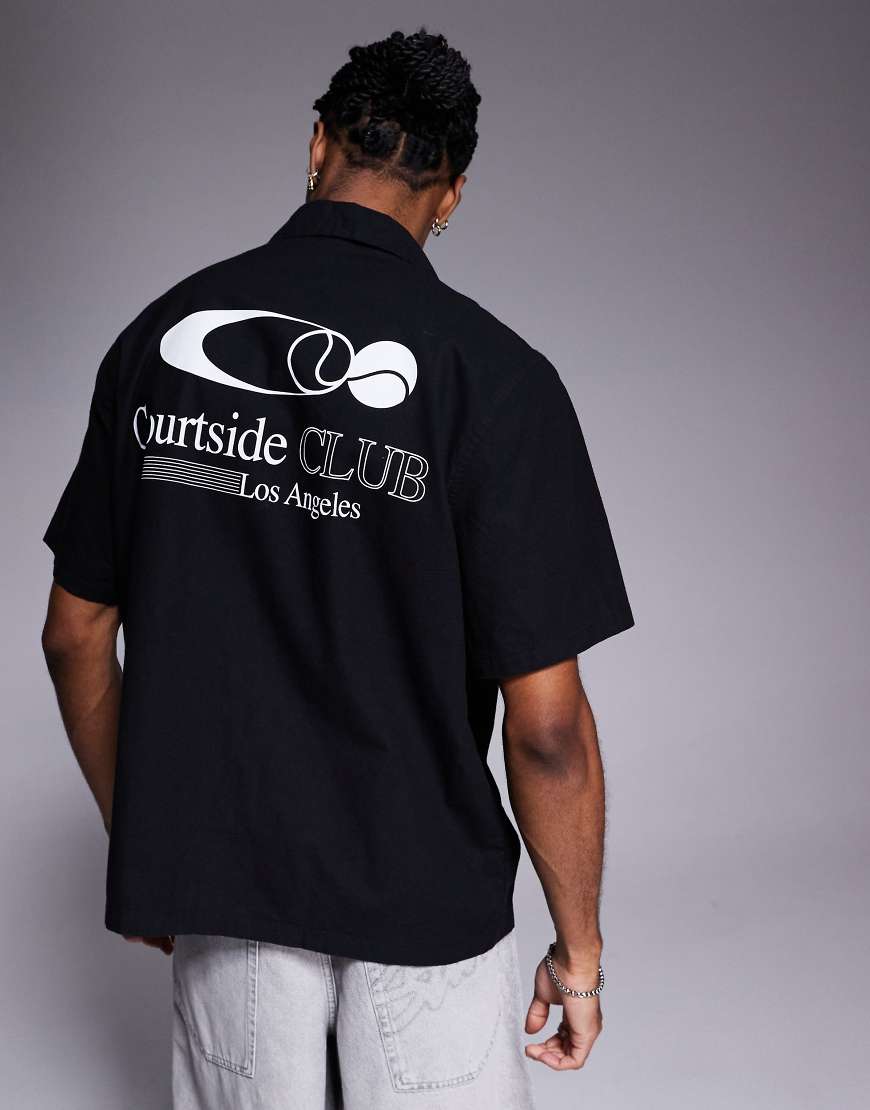 ASOS DESIGN - Locker geschnittenes Hemd in Schwarz mit Rückenprint und Reverskragen von ASOS DESIGN