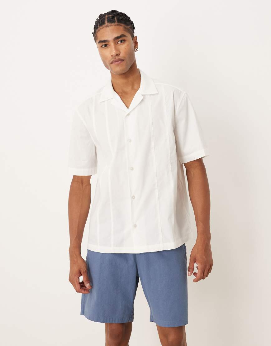 ASOS DESIGN - Relaxed-Fit-Hemd in Weiß mit Ziernaht und Reverskragen ASOS DESIGN - Relaxed-Fit-Hemd in Weiß mit Ziernaht und Reverskragen von ASOS DESIGN