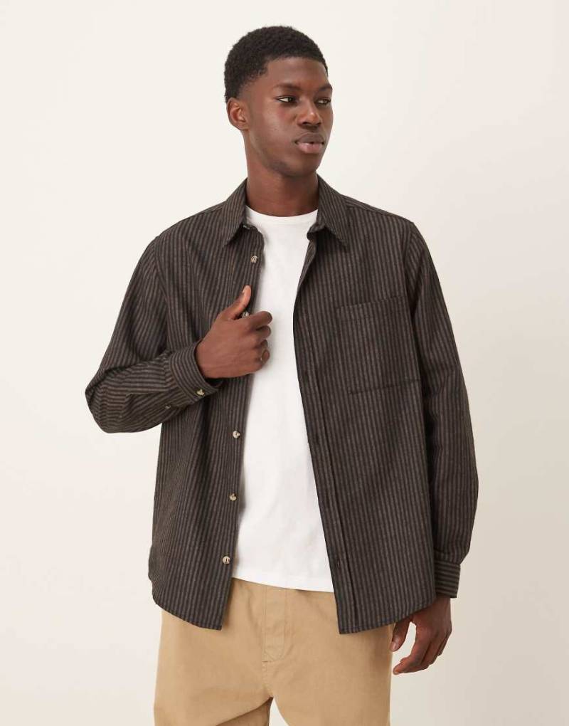 ASOS DESIGN - Relaxed-Fit-Hemd in marineblau und braun gestreift mit Tasche von ASOS DESIGN