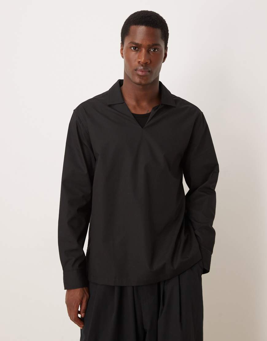 ASOS DESIGN - Relaxed-Fit-Hemd zum Überziehen aus Popeline in Schwarz mit V-Ausschnitt von ASOS DESIGN
