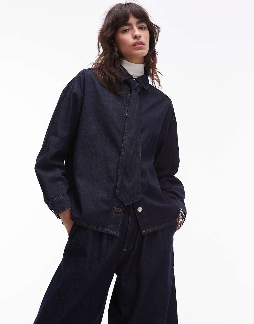 ASOS DESIGN - Relaxed-Fit-Jeanshemd in Indigoblau mit Krawatte ASOS DESIGN - Relaxed-Fit-Jeanshemd in Indigoblau mit Krawatte von ASOS DESIGN
