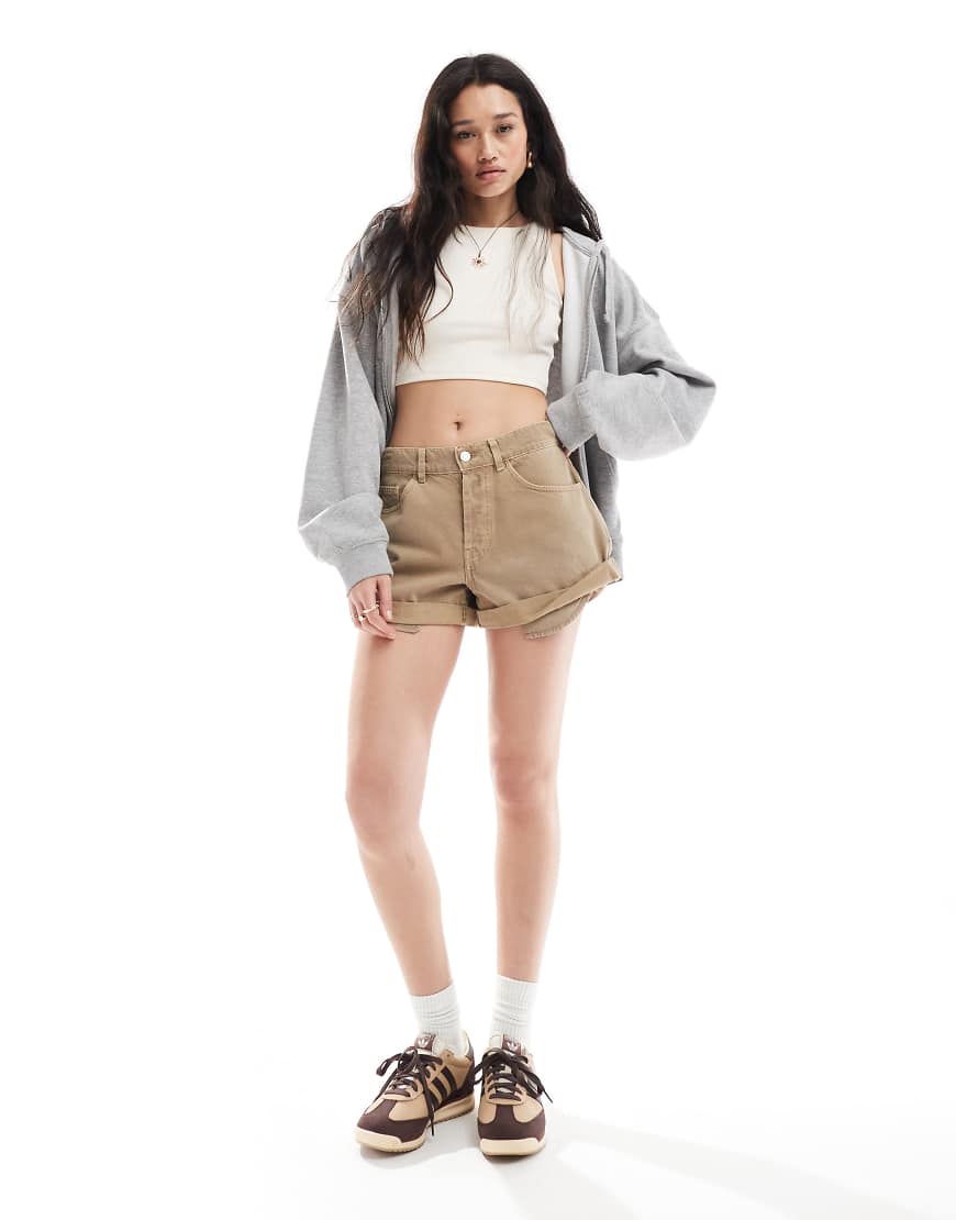 ASOS DESIGN - Relaxed-Fit-Jeansshorts in Mokka mit Krempel-Saum-Neutral von ASOS DESIGN