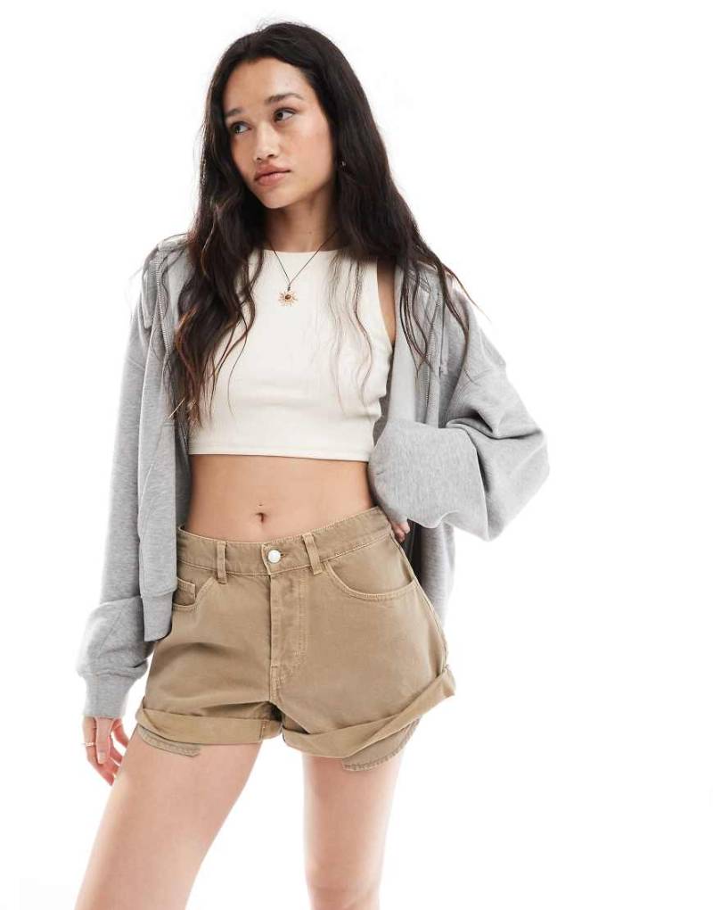 ASOS DESIGN - Relaxed-Fit-Jeansshorts in Mokka mit Krempel-Saum-Neutral von ASOS DESIGN