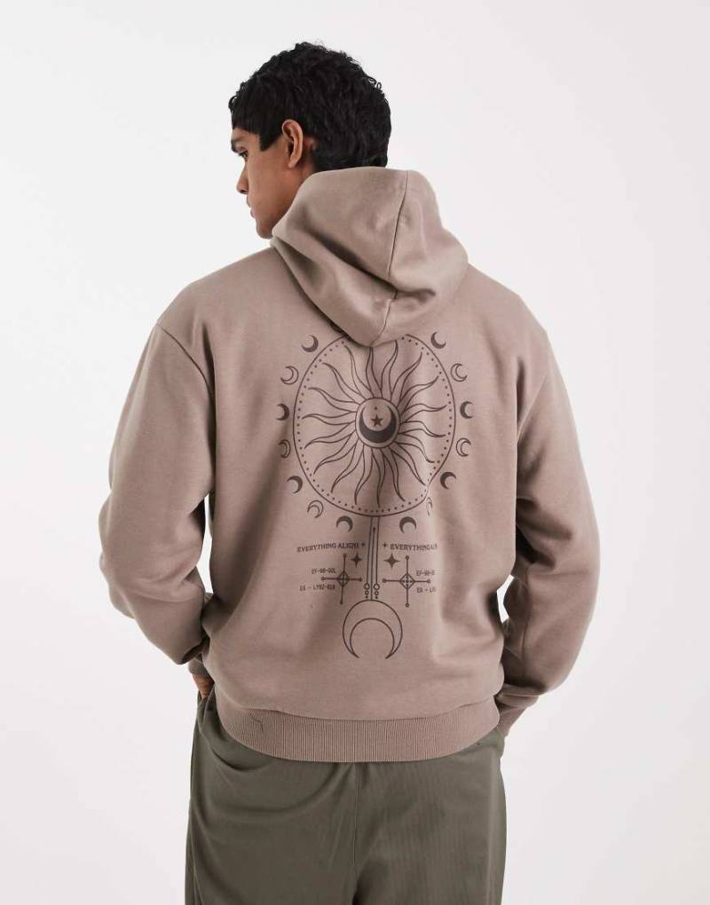 ASOS DESIGN - Relaxed-Fit-Kapuzenpullover in Braun mit Himmelskörper-Print-Brown von ASOS DESIGN