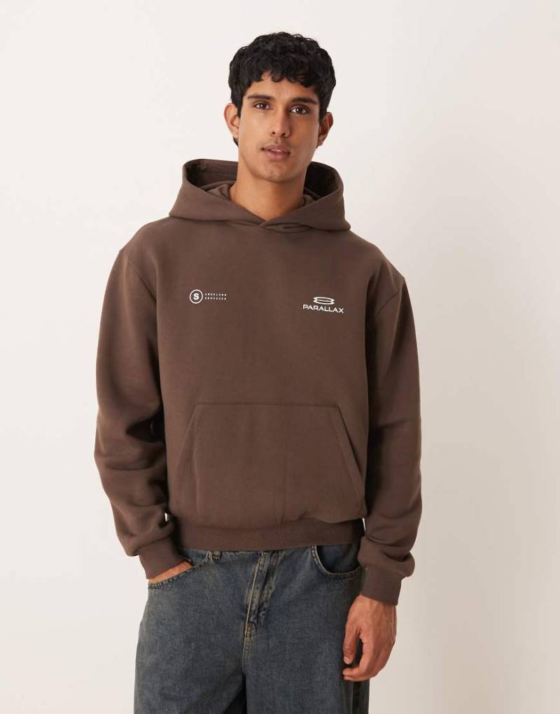 ASOS DESIGN - Relaxed-Fit-Kapuzenpullover in Braun mit Logoprint-Brown von ASOS DESIGN