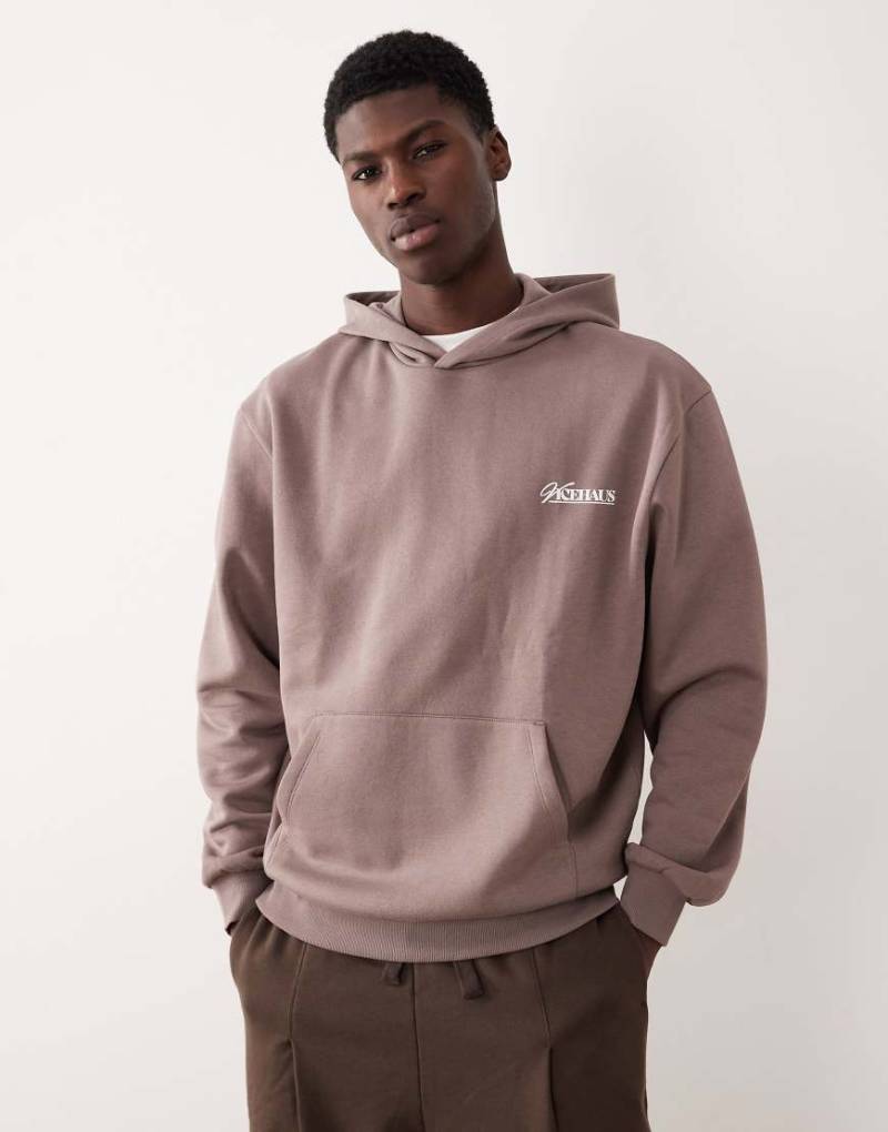 ASOS DESIGN - Relaxed Fit Kapuzenpullover in Braun mit Print auf der Brust-Brown von ASOS DESIGN