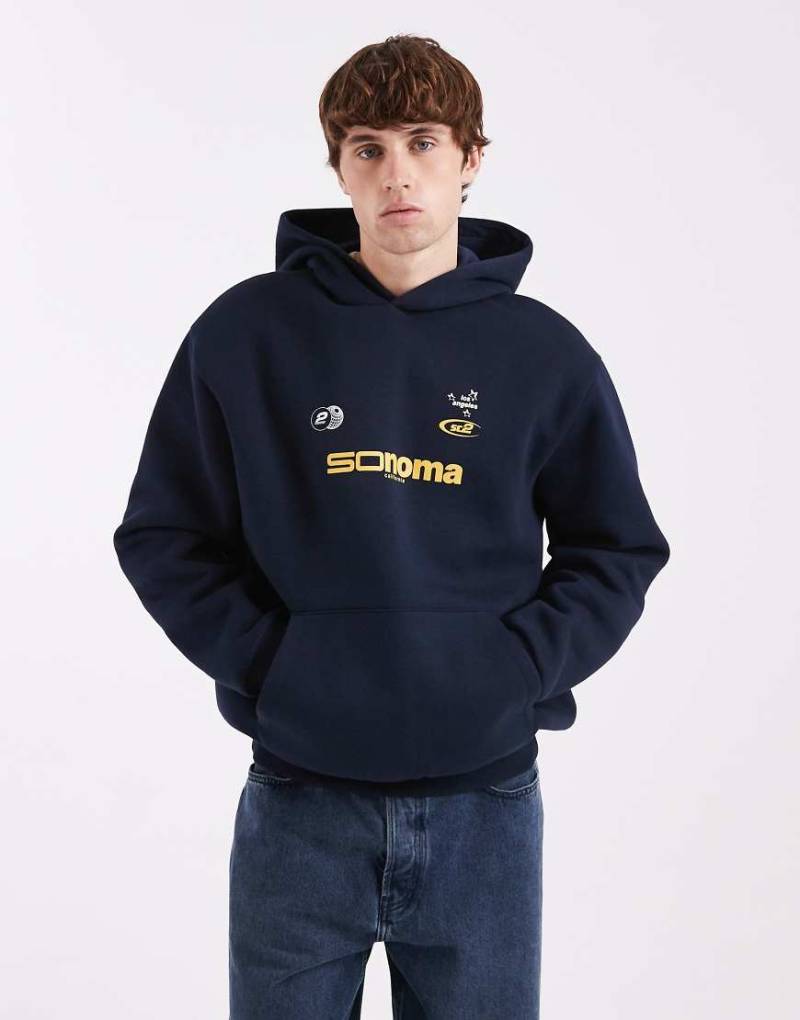 ASOS DESIGN - Relaxed-Fit-Kapuzenpullover in Marineblau mit Brustprint von ASOS DESIGN