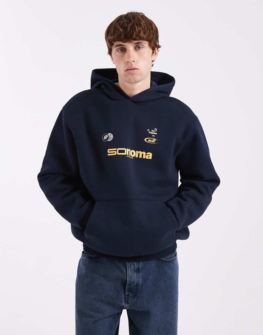 ASOS DESIGN - Relaxed-Fit-Kapuzenpullover in Marineblau mit Brustprint von ASOS DESIGN