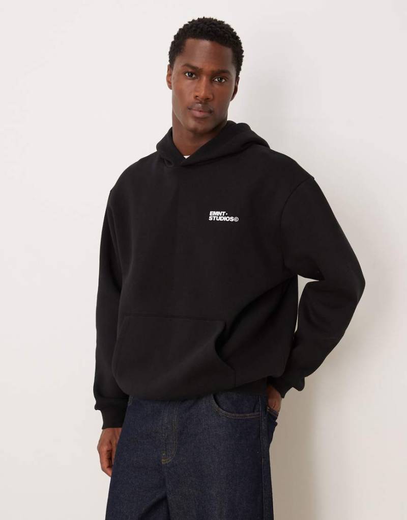 ASOS DESIGN - Relaxed-Fit-Kapuzenpullover in Schwarz mit Logoprint von ASOS DESIGN