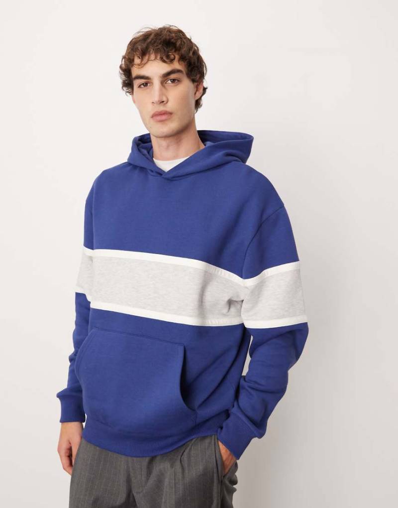 ASOS DESIGN - Relaxed-Fit-Kapuzenpullover mit Farbblockdesign in Marineblau-Grün von ASOS DESIGN