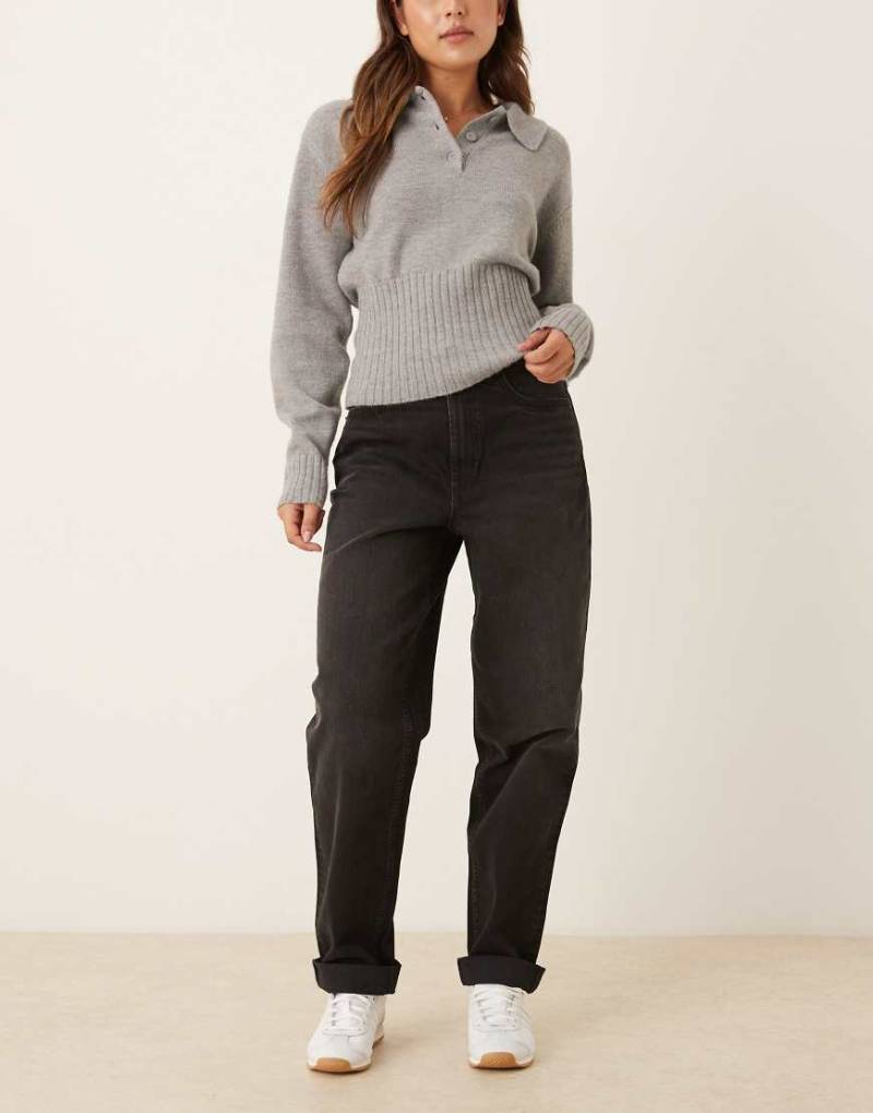 ASOS DESIGN - Relaxed Fit Mom-Jeans in Schwarz mit hohem Bund von ASOS DESIGN