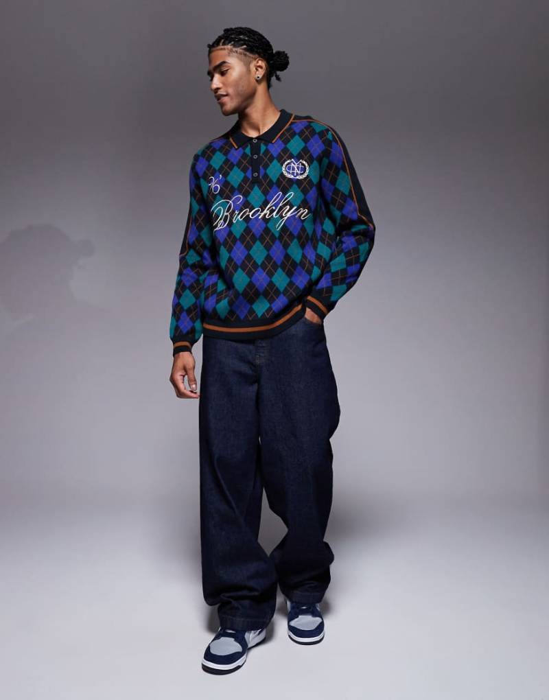 ASOS DESIGN - Relaxed Fit Polohemd aus Strick mit Rautenmuster in Blau und Schwarz und „Brooklyn"-Stickerei-Bunt von ASOS DESIGN