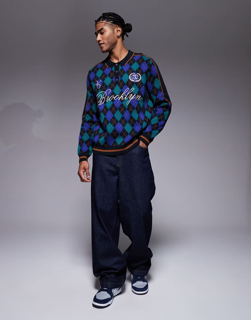 ASOS DESIGN - Relaxed Fit Polohemd aus Strick mit Rautenmuster in Blau und Schwarz und „Brooklyn"-Stickerei-Bunt von ASOS DESIGN