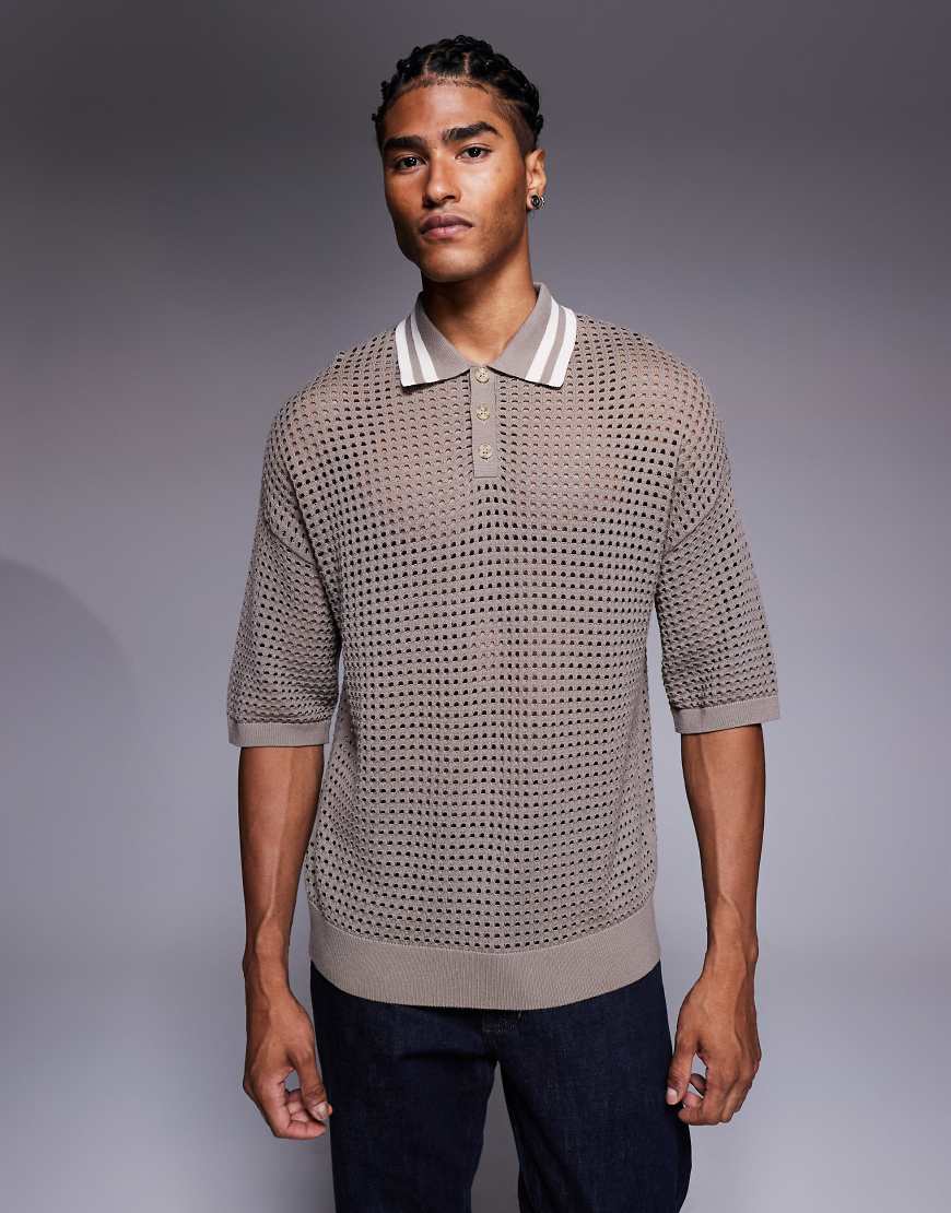 ASOS DESIGN - Relaxed Fit Polohemd aus offenmaschigem Pointelle-Strick in Braun mit Streifendetail am Kragen ASOS DESIGN - Relaxed Fit Polohemd aus offenmaschigem Pointelle-Strick in Braun mit Streifendetail am Kragen von ASOS DESIGN