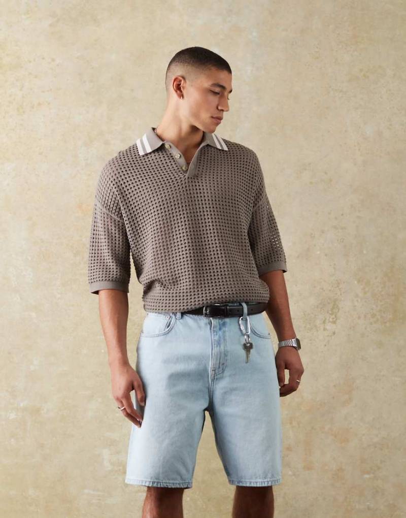 ASOS DESIGN - Relaxed Fit Polohemd aus offenmaschigem Pointelle-Strick in Braun mit Streifendetail am Kragen von ASOS DESIGN