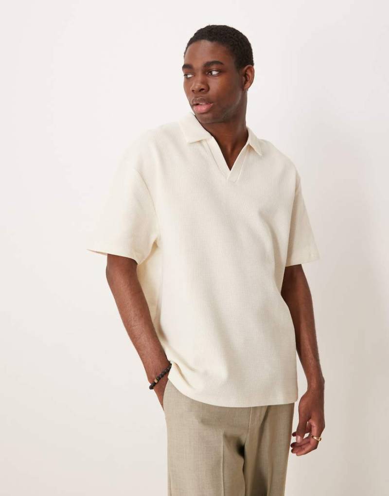 ASOS DESIGN - Relaxed-Fit-Polohemd in Cremeweiß mit Waffelstruktur von ASOS DESIGN
