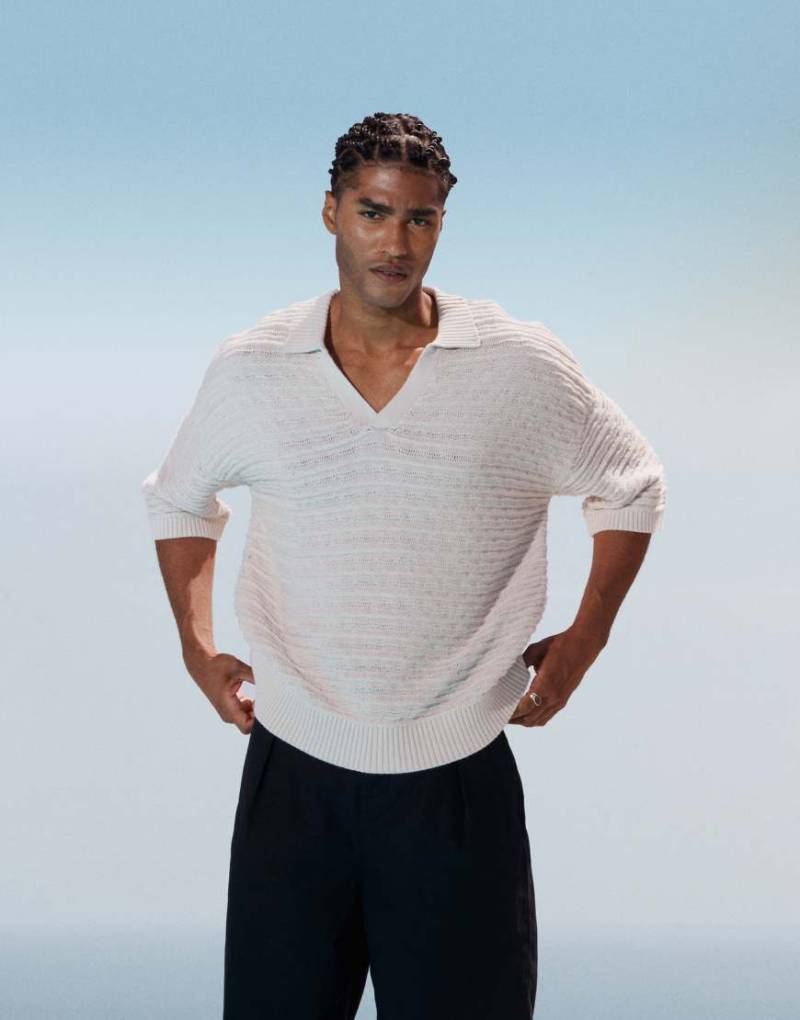 ASOS DESIGN - Relaxed-Fit-Polohemd in Ecru aus strukturiertem Strick mit eingekerbtem Ausschnitt-Neutral von ASOS DESIGN