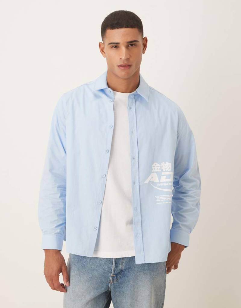ASOS DESIGN - Relaxed-Fit-Popelinehemd in Blau mit eckigem Kragen und Print von ASOS DESIGN