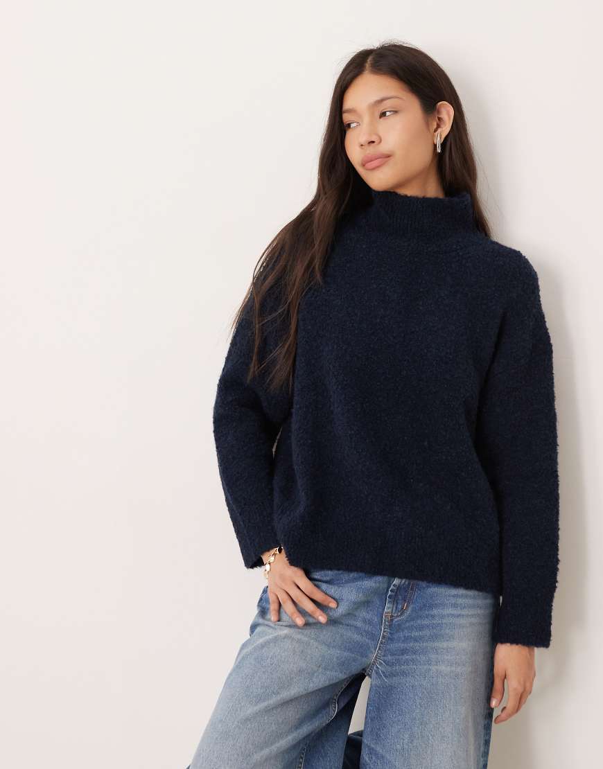 ASOS DESIGN - Relaxed-Fit-Pullover aus Bouclé in Marineblau mit Trichterkragen von ASOS DESIGN