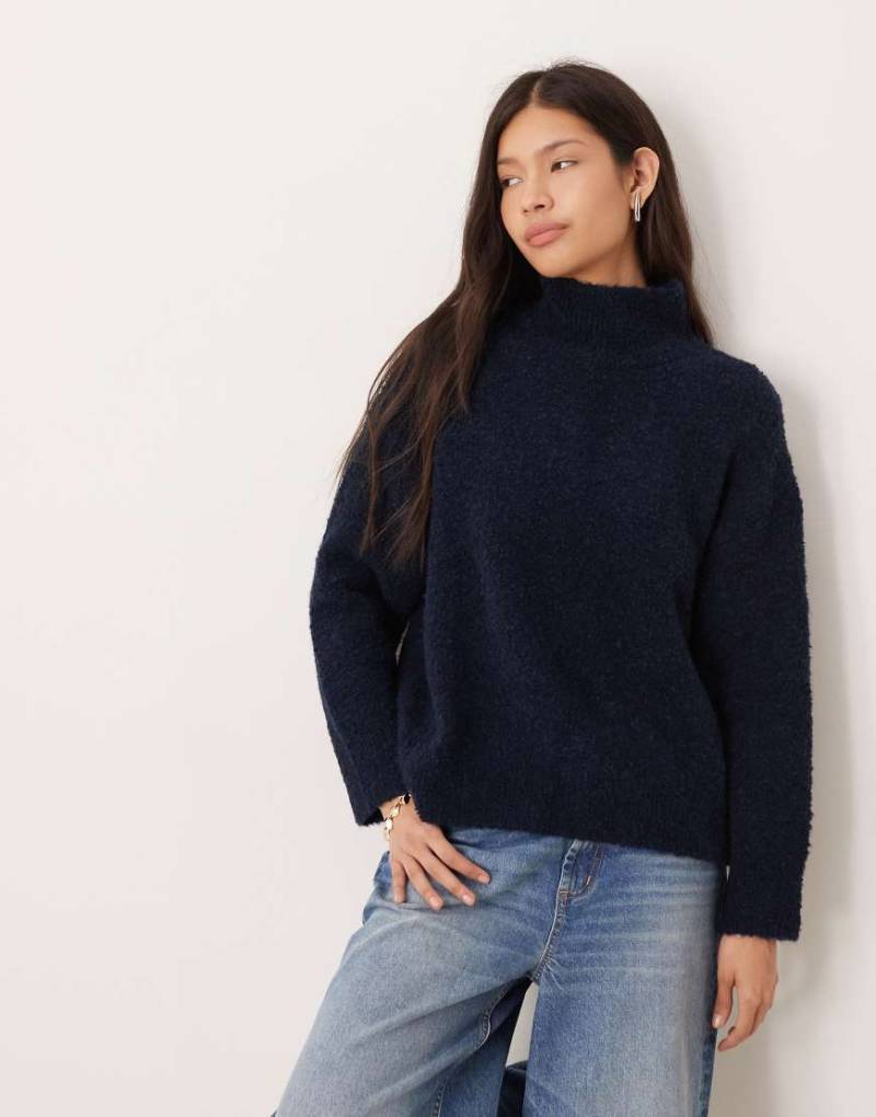 ASOS DESIGN - Relaxed-Fit-Pullover aus Bouclé in Marineblau mit Trichterkragen ASOS DESIGN - Relaxed-Fit-Pullover aus Bouclé in Marineblau mit Trichterkragen von ASOS DESIGN