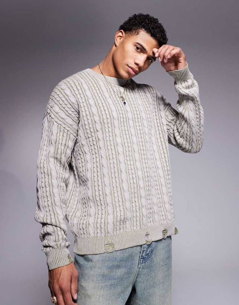 ASOS DESIGN - Relaxed-Fit-Pullover aus plattiertem Strick in Grau und Khaki mit Zopfmuster und zerrissenem Saum von ASOS DESIGN