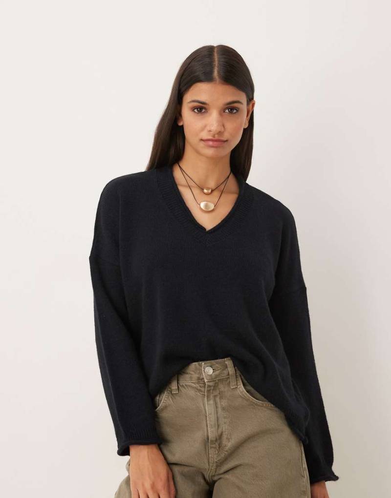 ASOS DESIGN - Relaxed Fit Pullover in Schokobraun mit Rollsaum und V-Ausschnitt-Brown von ASOS DESIGN