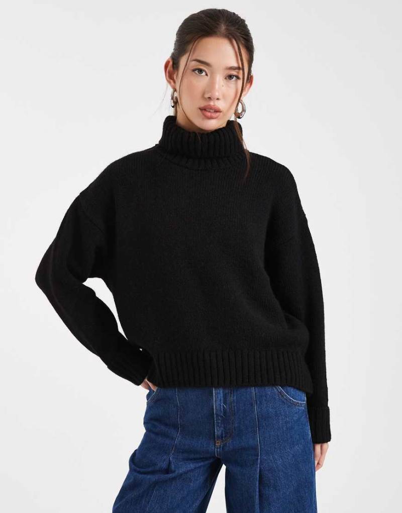 ASOS DESIGN - Relaxed-Fit-Pullover in Schwarz mit Rollkragen und umgeschlagenen Bündchen von ASOS DESIGN