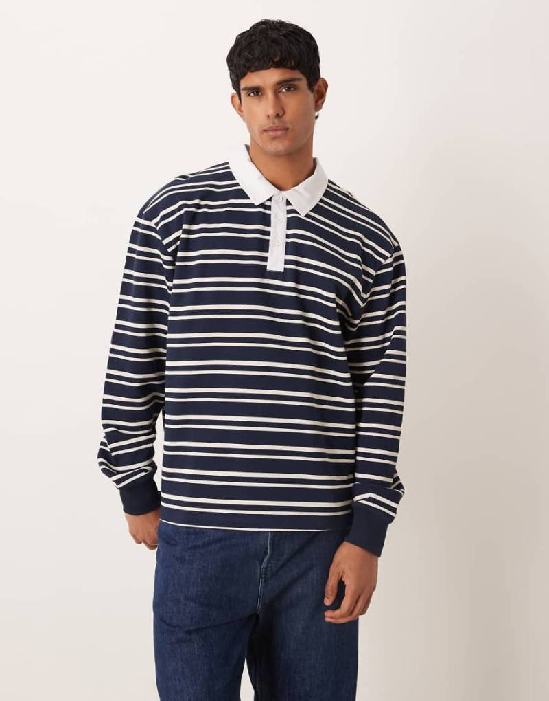 ASOS DESIGN - Relaxed-Fit-Rugby-Sweatshirt in Weiß und Marineblau gestreift mit Polokragen von ASOS DESIGN
