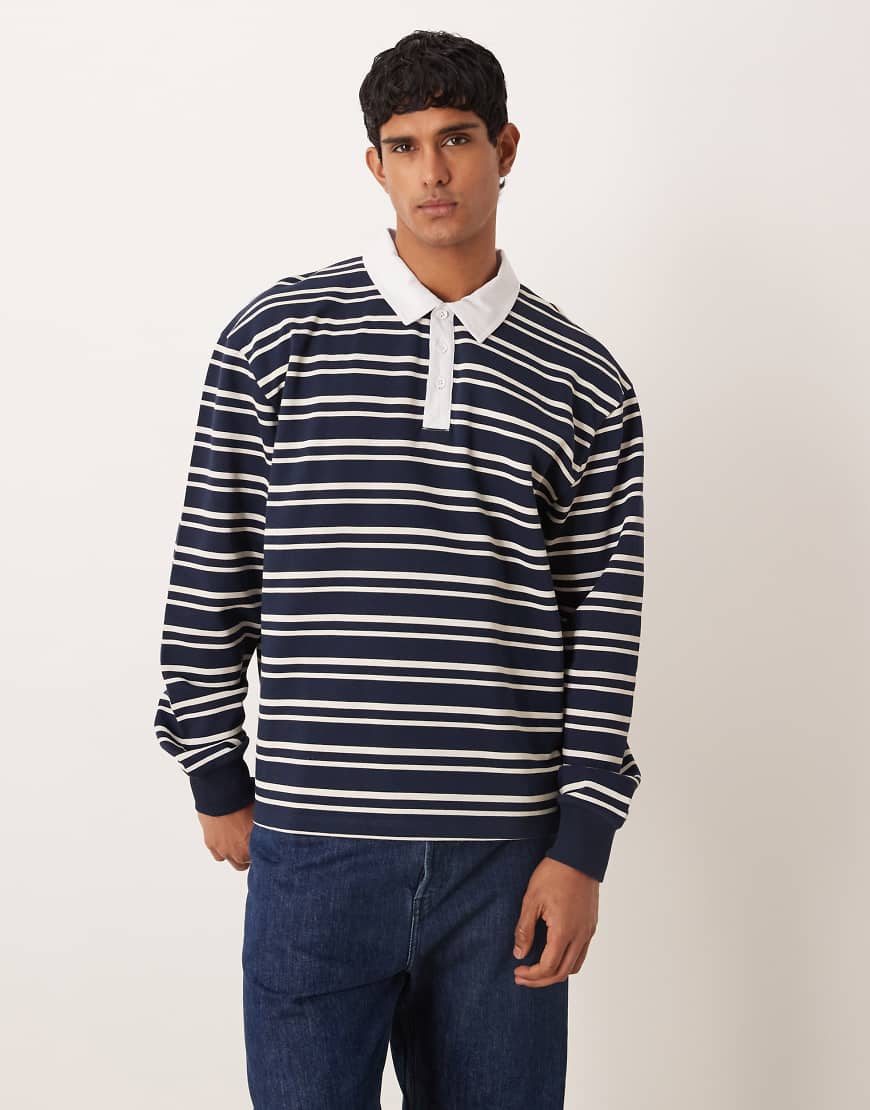 ASOS DESIGN - Relaxed-Fit-Rugby-Sweatshirt in Weiß und Marineblau gestreift mit Polokragen von ASOS DESIGN