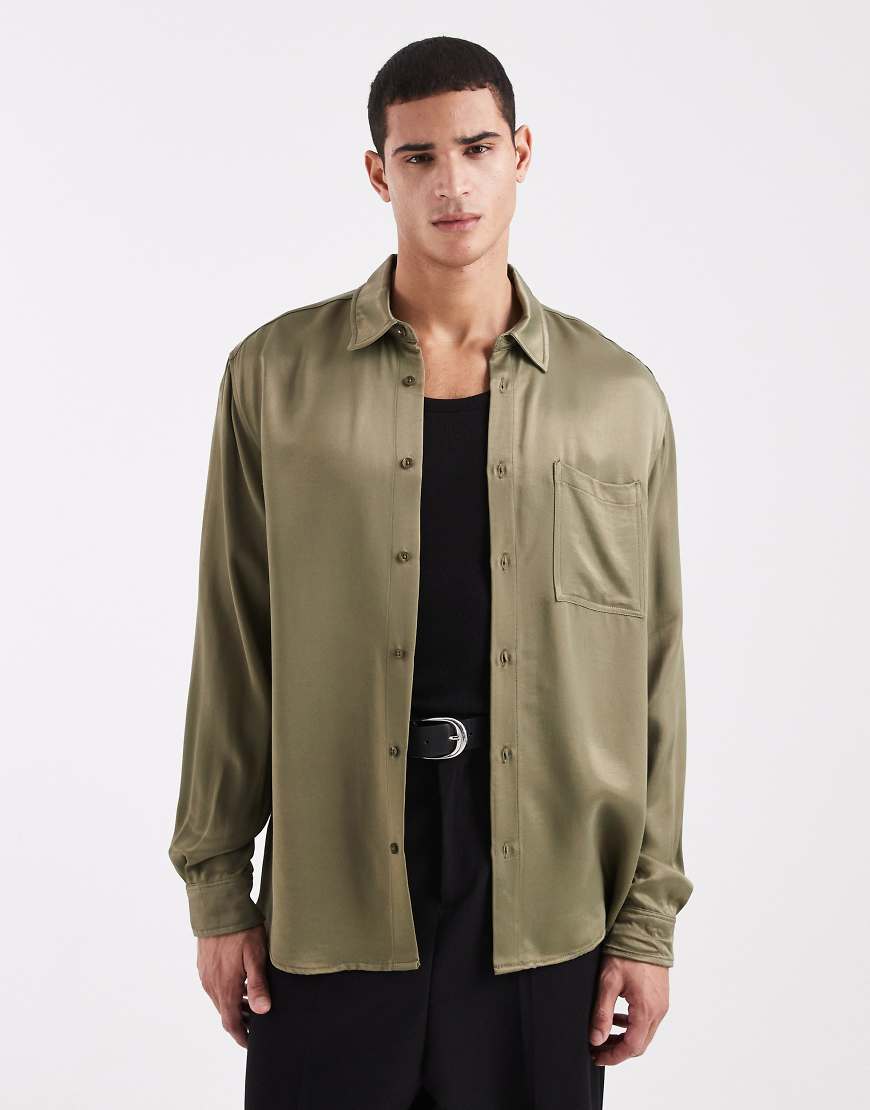 ASOS DESIGN - Relaxed-Fit-Satinhemd in Khaki-Grün von ASOS DESIGN
