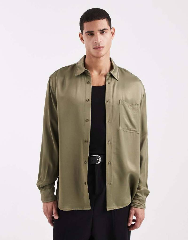 ASOS DESIGN - Relaxed-Fit-Satinhemd in Khaki-Grün von ASOS DESIGN