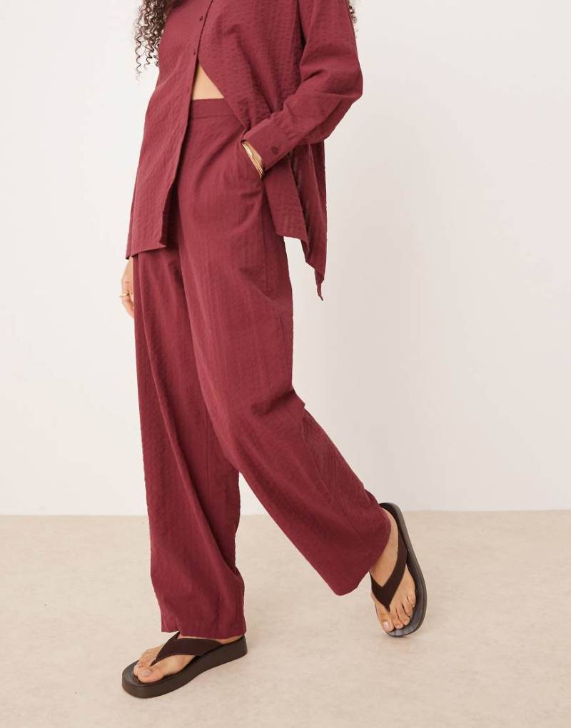 ASOS DESIGN - Relaxed Fit Schlupfhose aus Seersucker in Burgunderrot, Kombiteil von ASOS DESIGN