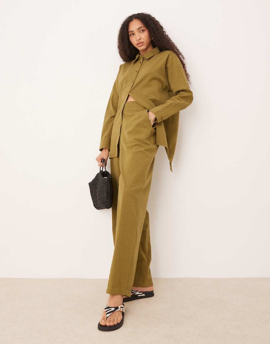 ASOS DESIGN - Relaxed Fit Seersucker-Schlupfhose in Olivgrün mit Streifenmuster, Kombiteil von ASOS DESIGN