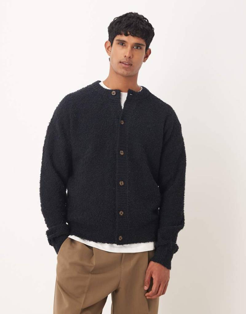 ASOS DESIGN - Relaxed-Fit-Strickjacke aus Bouclé in Marineblau mit Rundhalsausschnitt von ASOS DESIGN