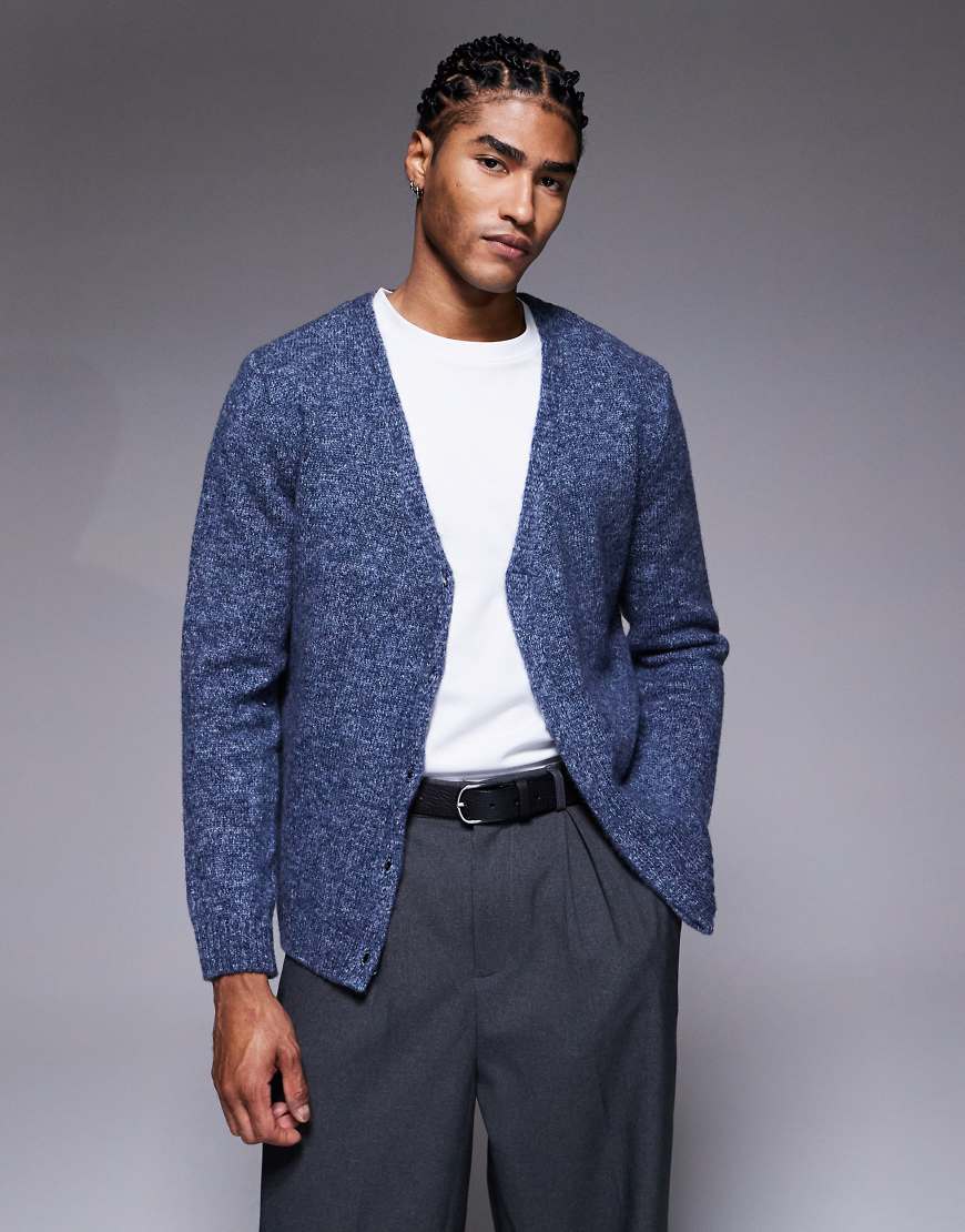 ASOS DESIGN - Relaxed-Fit-Strickjacke in Blau mit V-Ausschnitt und verdeckter Knopfleiste ASOS DESIGN - Relaxed-Fit-Strickjacke in Blau mit V-Ausschnitt und verdeckter Knopfleiste von ASOS DESIGN